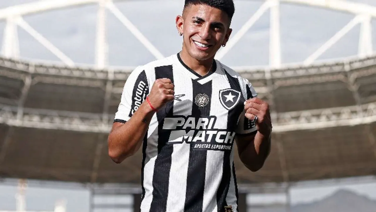 Estádio Nilton Santos vazio com bandeira do Botafogo em destaque, simbolizando crise financeira do clube