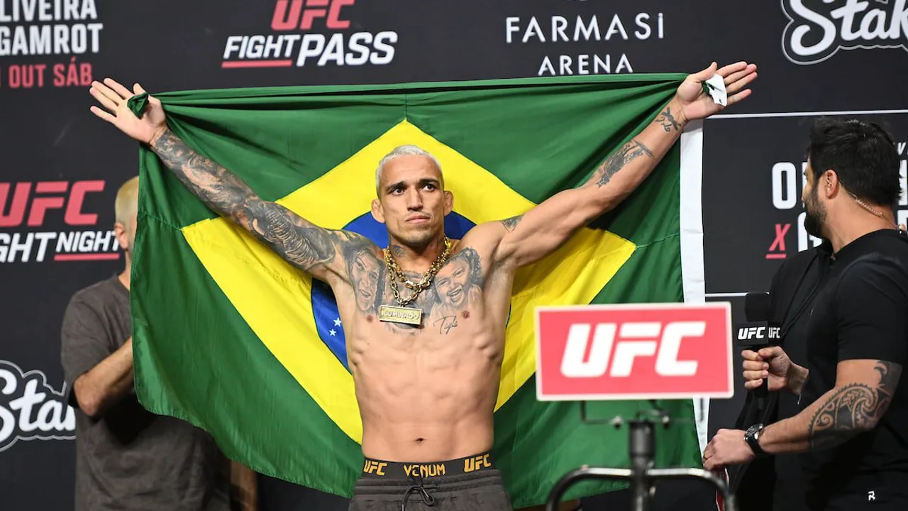 Charles Oliveira nos bastidores do UFC 328 sinalizando possível retorno do UFC ao Brasil em 2026