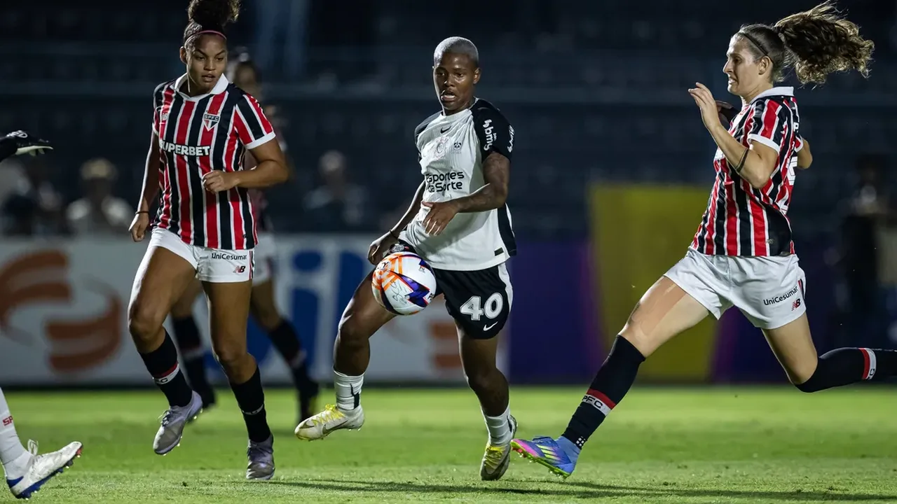 Jogadoras de Corinthians e São Paulo disputam bola no gramado do Parque São Jorge pelo Brasileirão Feminino