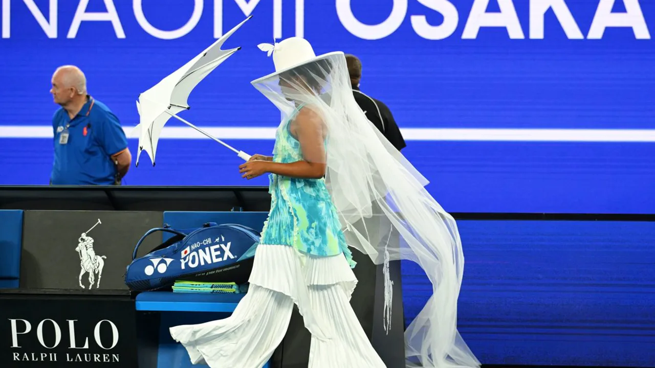 Naomi Osaka sacando com potência na Rod Laver Arena durante estreia no Australian Open