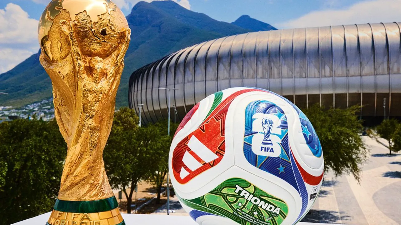 Tela gigante exibindo jogo da Copa do Mundo para multidão em praça pública na China