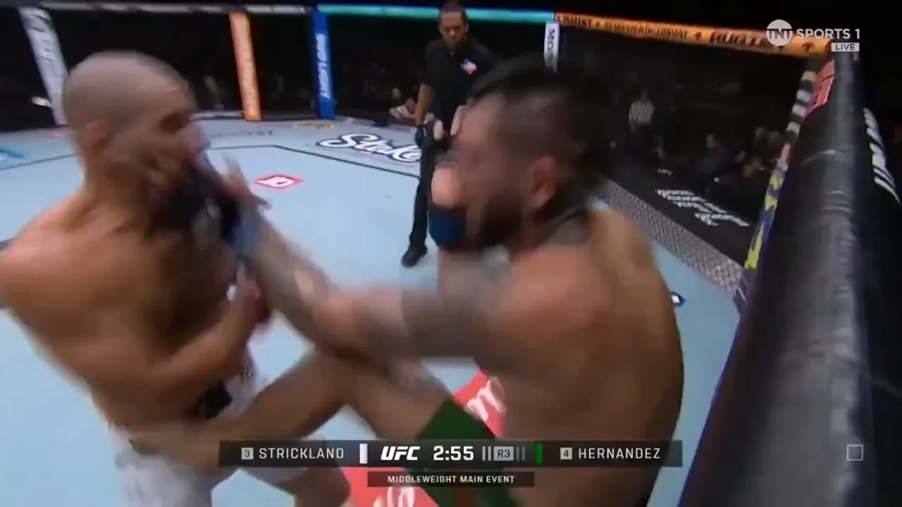 Sean Strickland ergue o cinturão dos meio-médios pesados após vencer Chimaev no UFC 328 em Newark