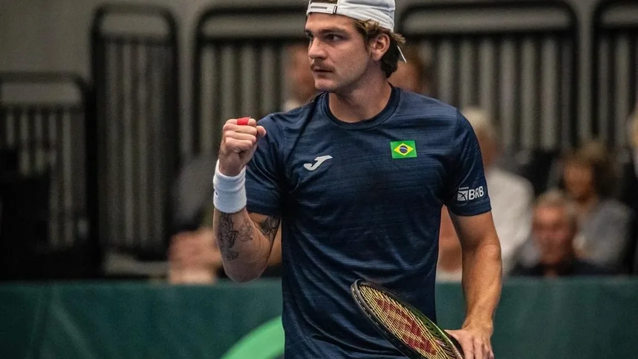 Jannik Sinner celebra vitória no saibro do Foro Italico durante o Masters 1000 de Roma