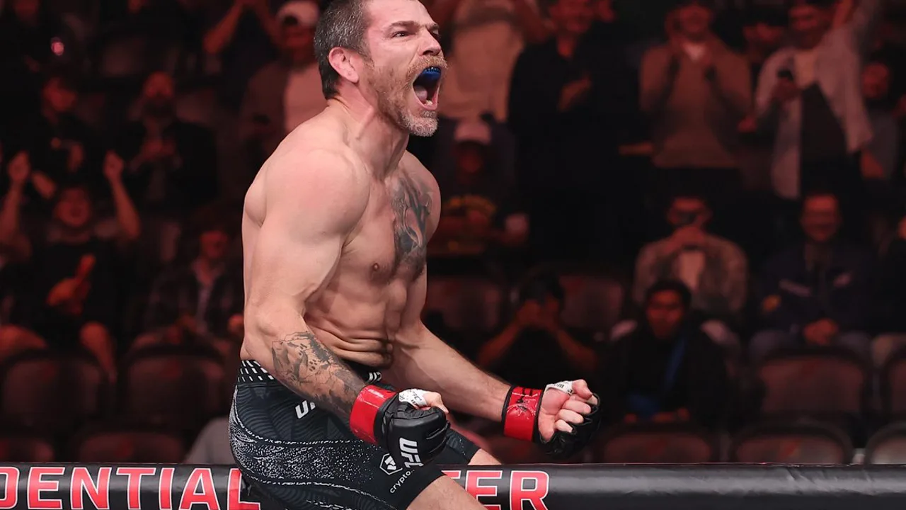 Jim Miller celebra vitória por finalização no UFC 328 no Prudential Center em Newark, Nova Jersey