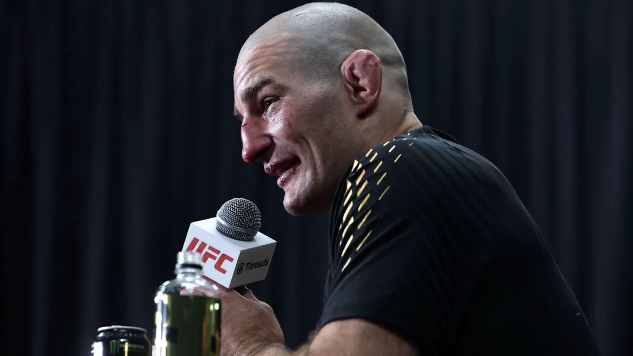 Sean Strickland ergue o cinturão peso-médio do UFC após vencer Khamzat Chimaev por decisão unânime no UFC 328
