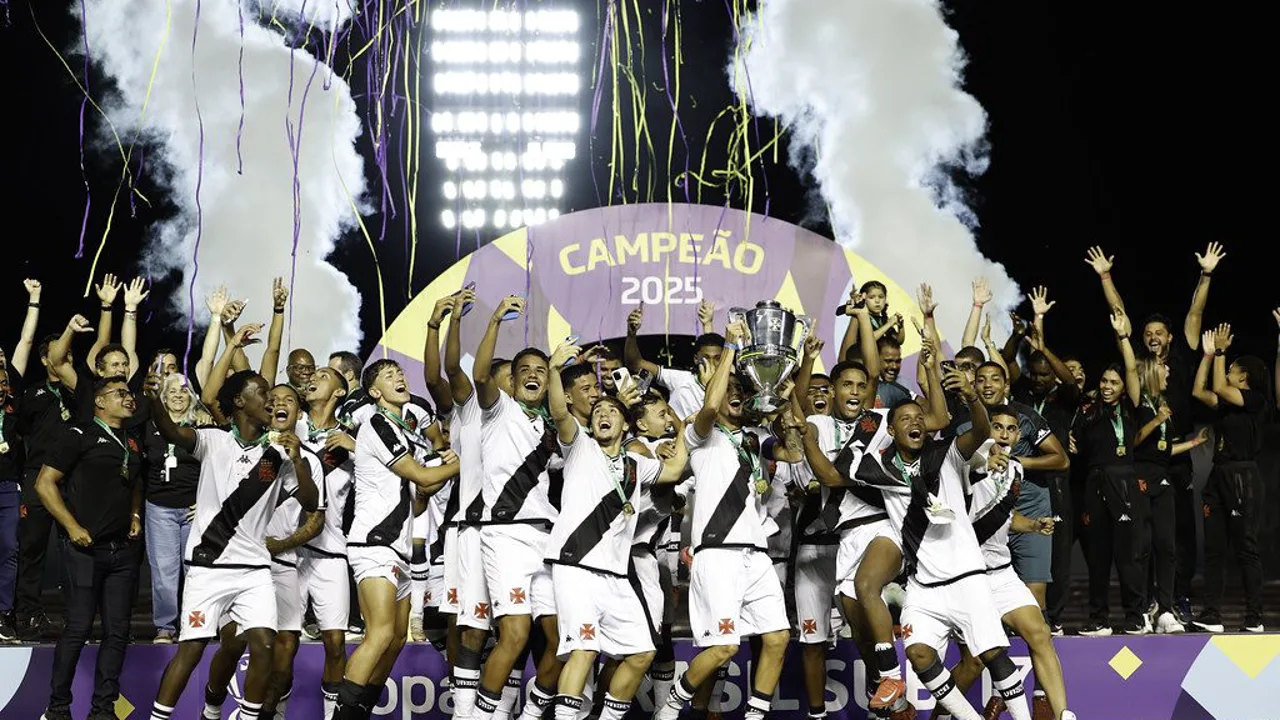 Entorno do Maracanã após clássico Flamengo x Vasco com presença policial e torcedores