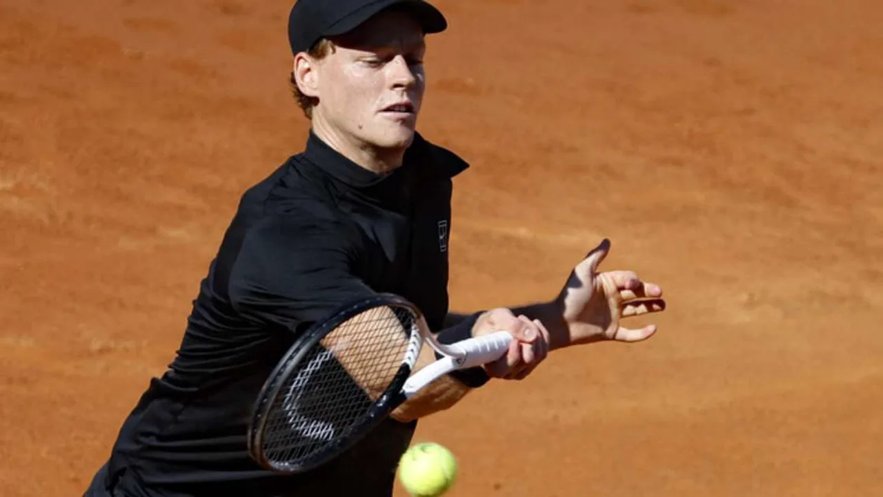 Jannik Sinner comemorando vitória no saibro do Roma Open com raquete erguida