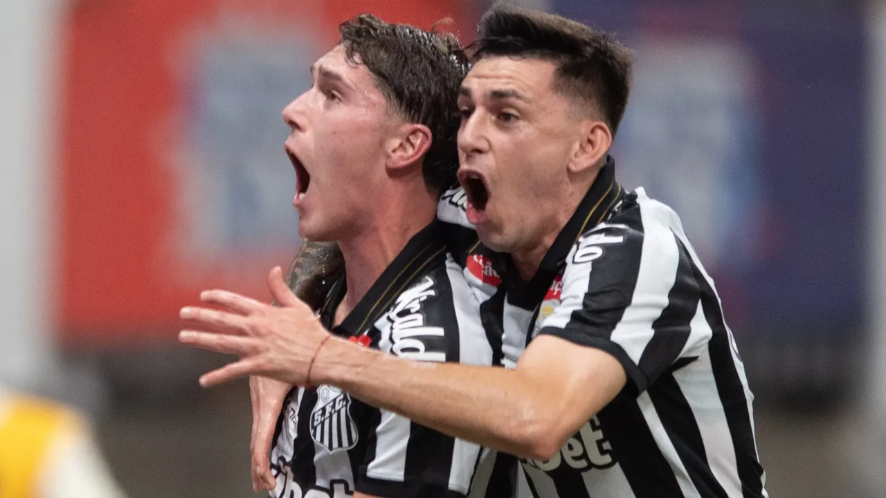 Jogadores do Santos reunidos no vestiário da Vila Belmiro após partida, expressão de tensão