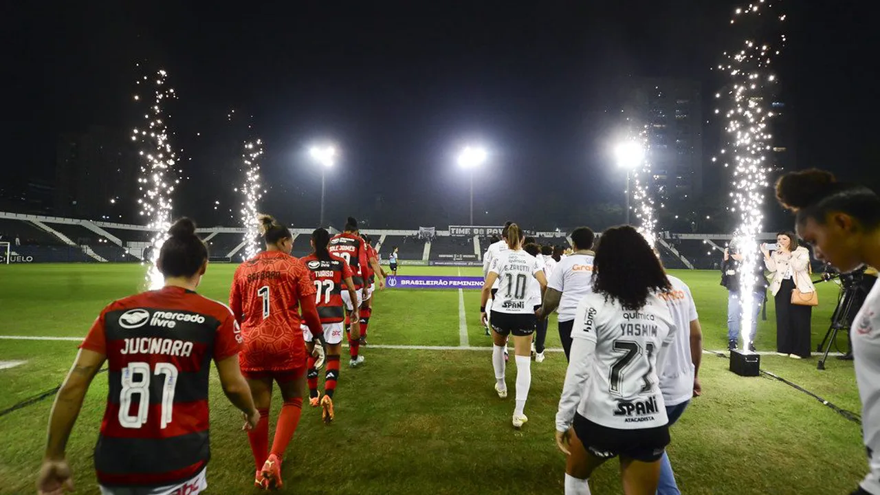 Torcedores do Flamengo exibindo uniforme preto com detalhes coloridos em referência ao movimento Tropicália