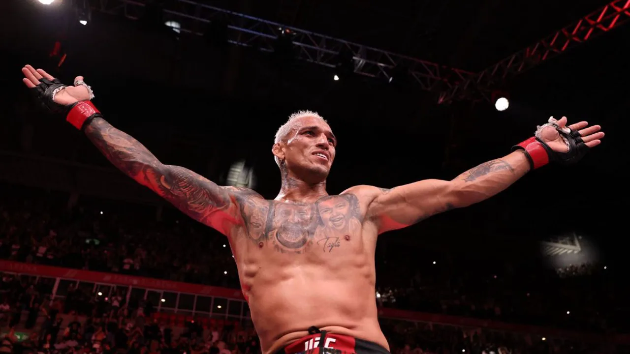 Sean Strickland ergue o cinturão dos médios do UFC após vencer Khamzat Chimaev por decisão dividida no UFC 328