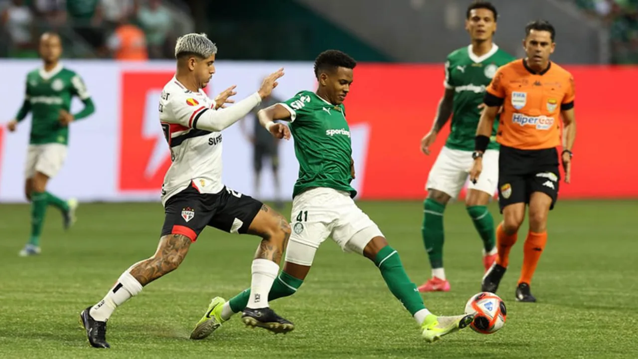 Alexander Barboza com a camisa do Botafogo em campo durante partida do Brasileirão 2026