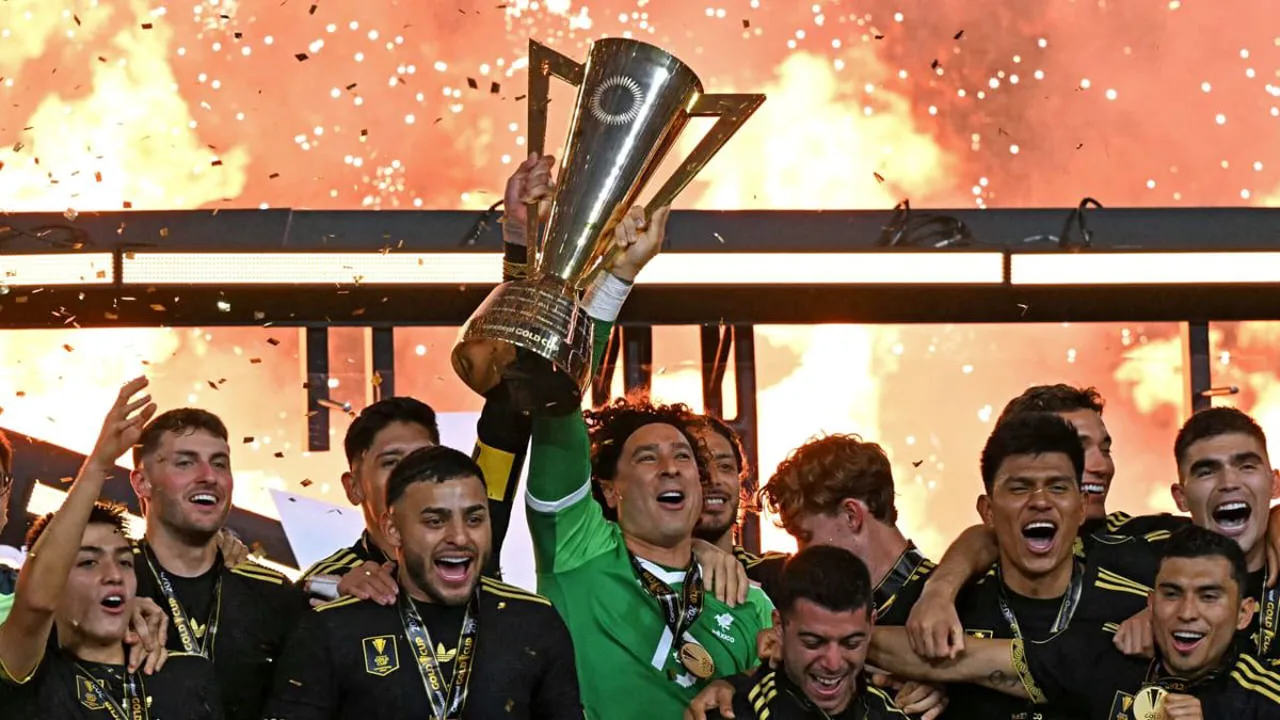 Guillermo Ochoa e Edin Dzeko em ação por suas seleções na Copa do Mundo