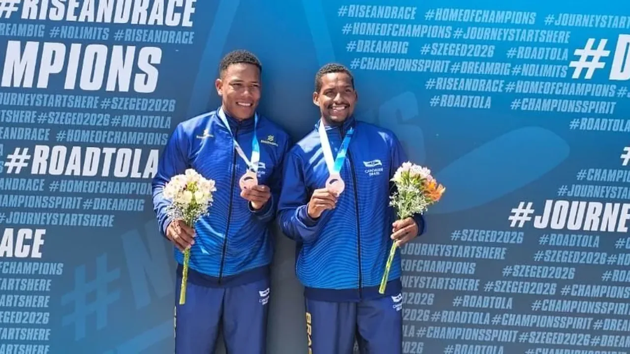 Isaquias Queiroz remando em prova de C1 500m na Copa do Mundo de Canoagem Velocidade em Szeged, Hungria