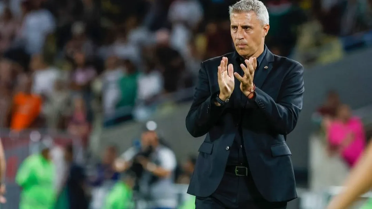 Roger Machado na beira do campo durante partida do São Paulo no Brasileirão 2026