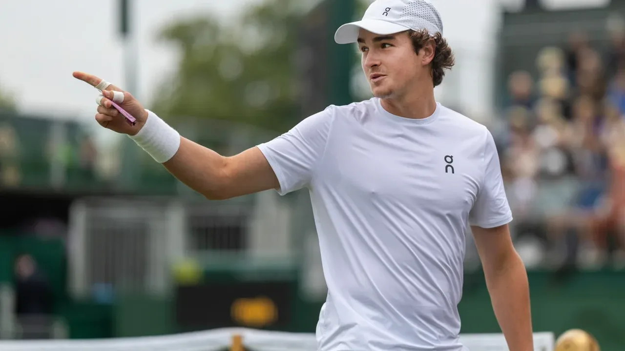 Lorenzo Musetti e Casper Ruud no saibro do Foro Italico durante o Italian Open 2026