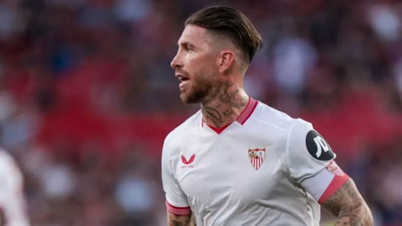 Sergio Ramos com a camisa do Sevilla em campo, olhando para a torcida no Ramón Sánchez-Pizjuán