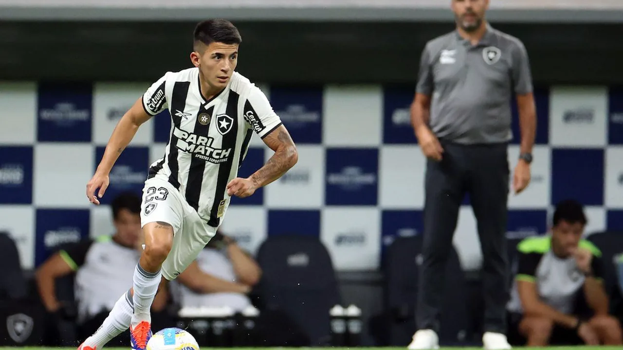 Torcida do Botafogo no estádio Nilton Santos com faixas e bandeiras alvinegras durante partida do Brasileirão