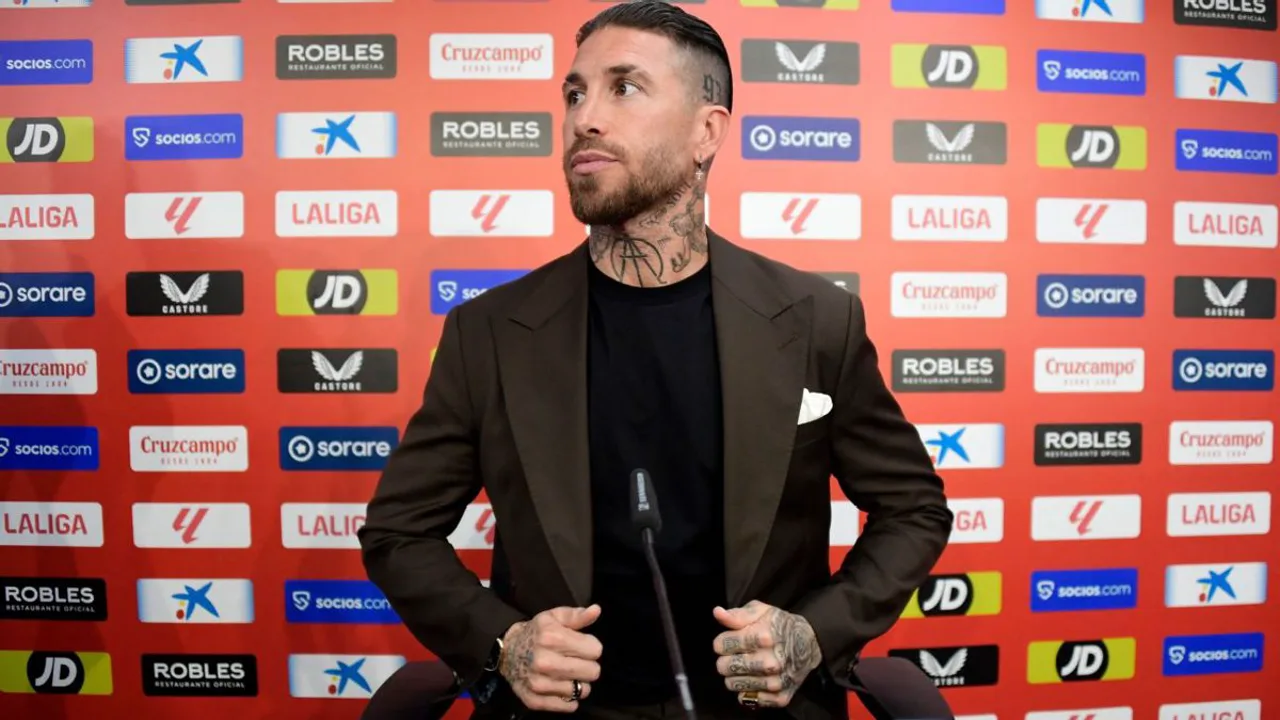 Sergio Ramos no estádio Ramón Sánchez-Pizjuán, sede do Sevilla, com torcedores ao fundo