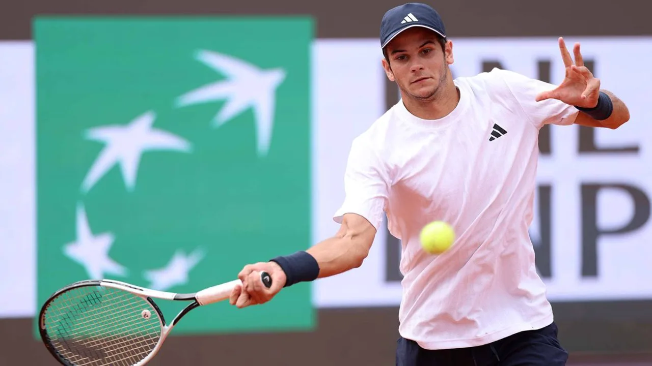 Rafael Jodar celebra vitória nas quartas de final do Masters 1000 de Roma no Foro Italico