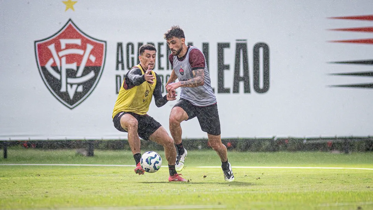 Jogadores do Vitória cabisbaixos após derrota como visitante no Campeonato Brasileiro