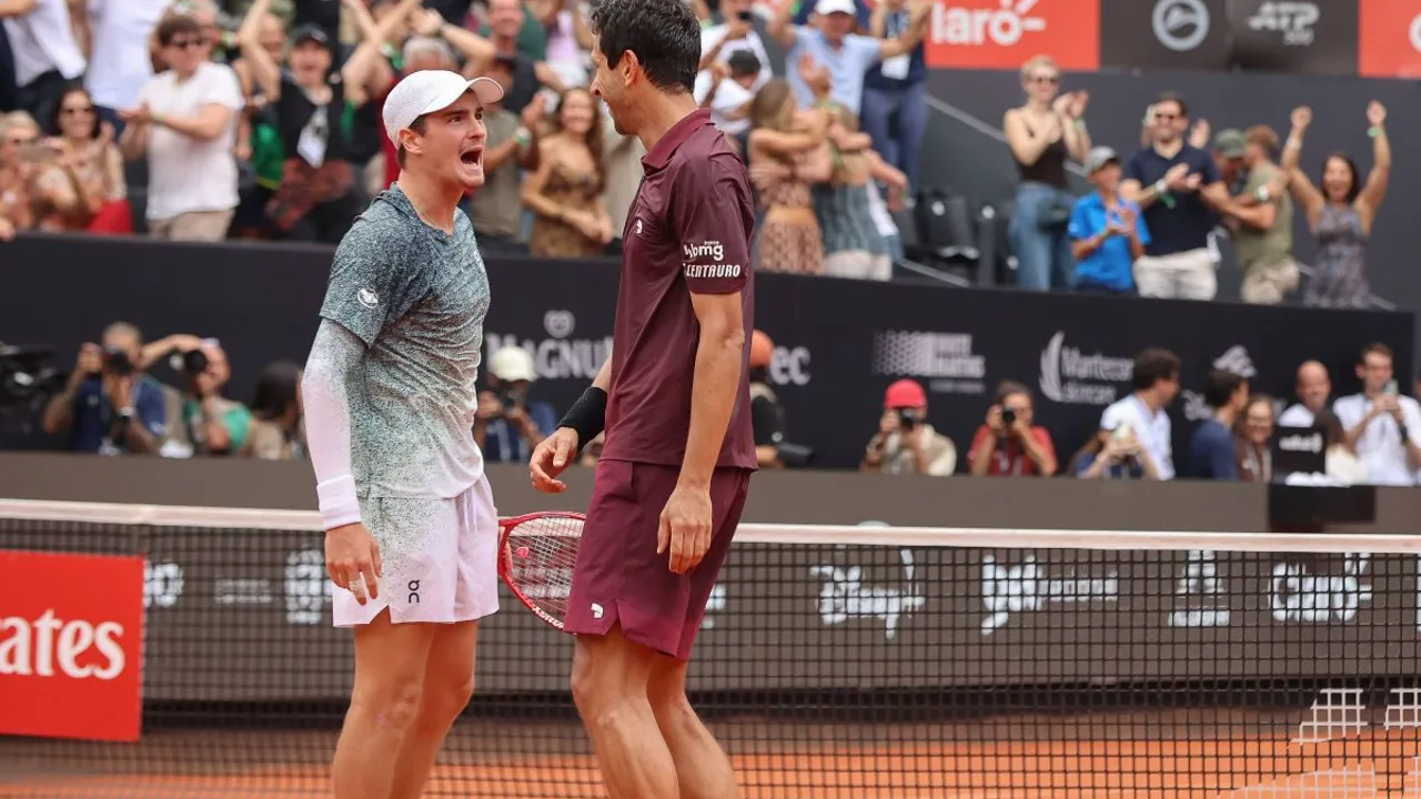 Luciano Darderi comemora vitória sobre Zverev no saibro do Foro Italico em Roma, Masters 1000