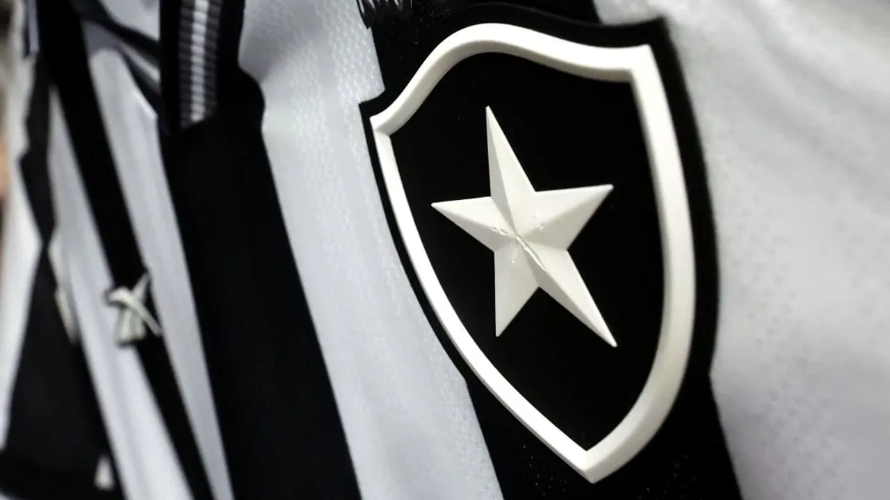 John Textor entre bandeiras do Botafogo e do Olympique Lyonnais representando conflito jurídico bilionário