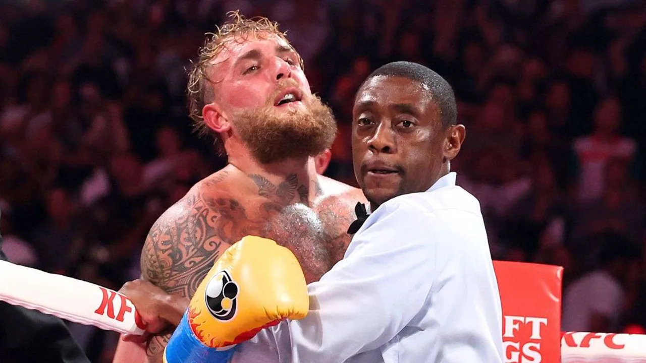 Jake Paul e Anthony Joshua trocam golpes no ringue do Kaseya Center em Miami durante combate de boxe pesado