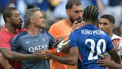 João Pedro empurrou Luis Enrique e agora espera o veredito da FIFA