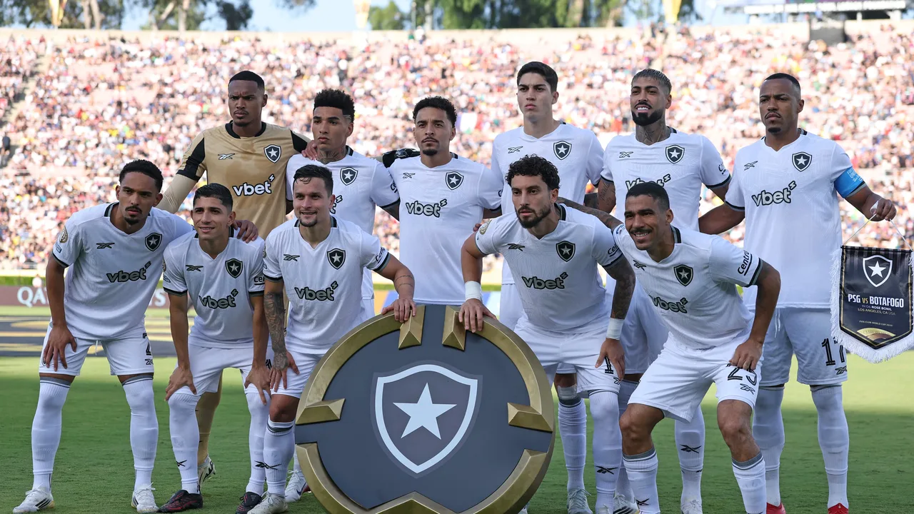 Escudos do Botafogo e Lyon lado a lado com documentos financeiros ao fundo