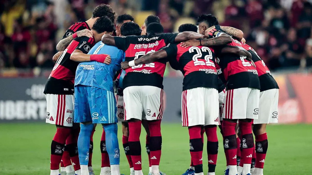 Torcedores em confronto nas imediações do Maracanã durante o Clássico dos Milhões entre Flamengo e Vasco