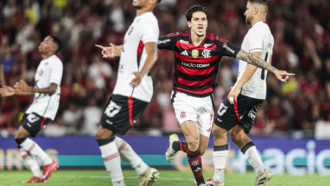 Jogadores do Flamengo em treino de campo durante intertemporada no exterior