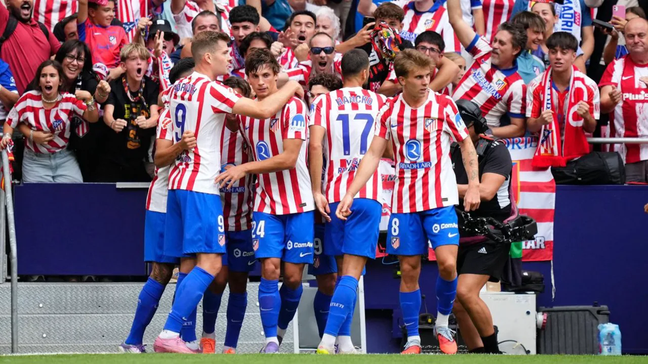Julián Álvarez em ação pelo Atlético de Madrid com escudos do PSG, Arsenal e Barcelona ao fundo