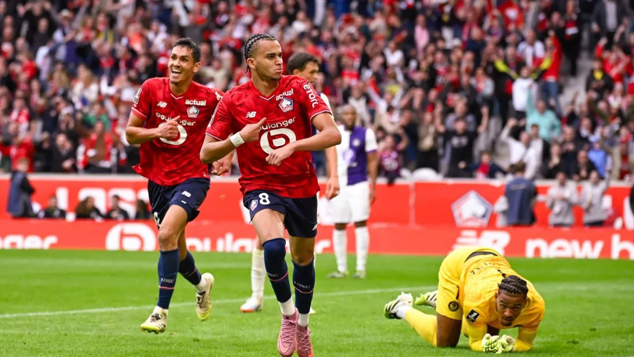 Michael Olise comemorando gol com a camisa do Bayern de Munique na Bundesliga 2025/26
