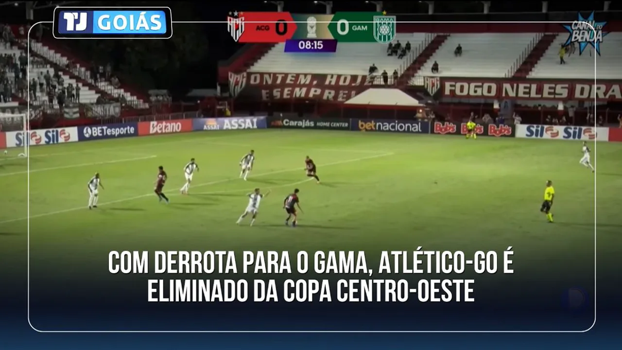 Goleiro Bento de joelhos no gramado do Alawwal Park após falha no clássico Al-Nassr x Al-Hilal