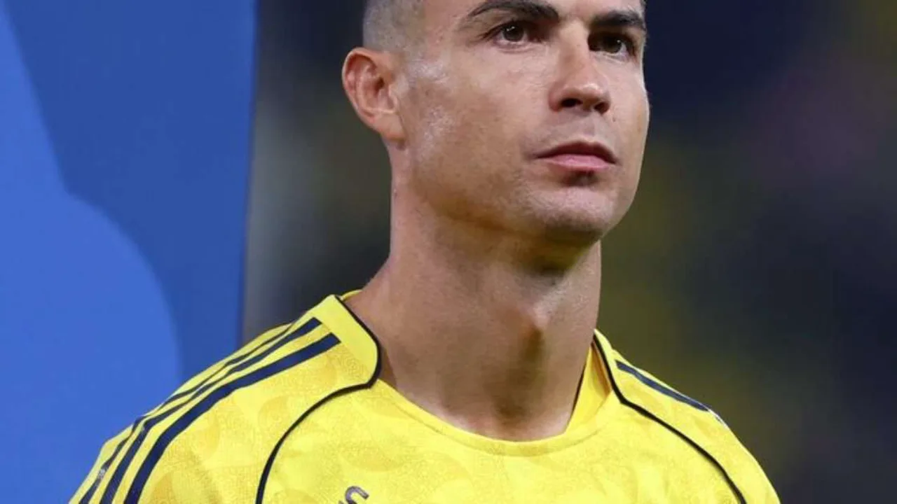 Goleiro Bento cabisbaixo após gol contra no clássico Al-Nassr x Al-Hilal em Riade