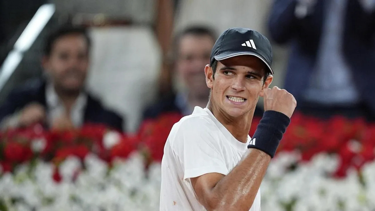 Rafa Jódar celebra ponto no saibro do Foro Italico durante oitavos de final do Masters 1000 de Roma