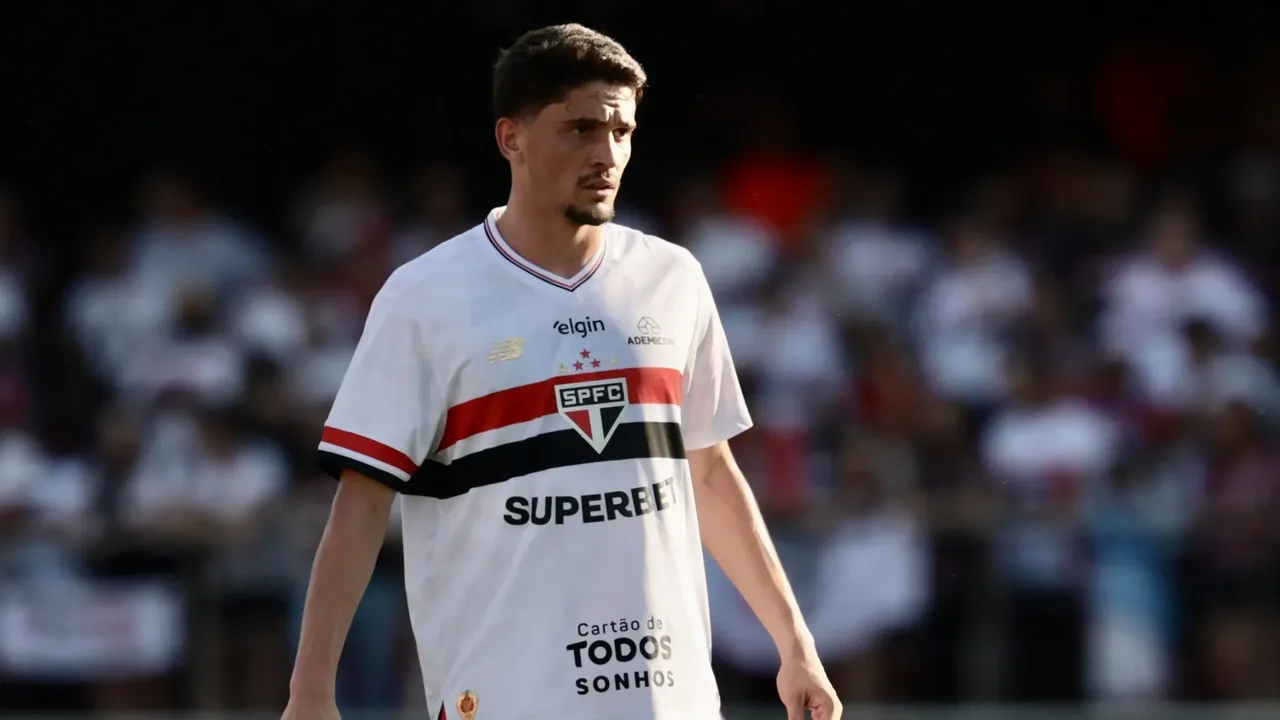 Jogadores do São Paulo em treino tático antes de duelo contra o Juventude pela Copa do Brasil em Caxias do Sul