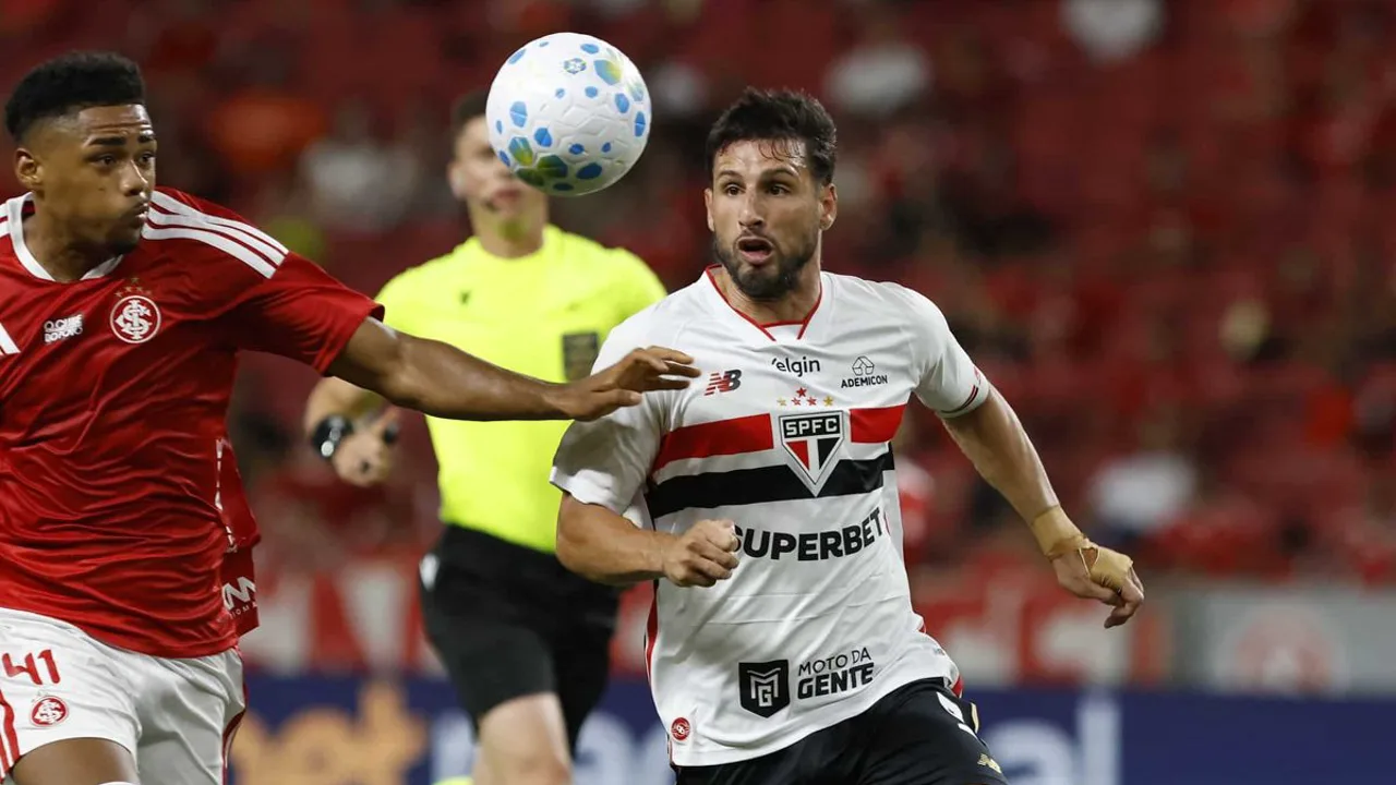 Franco Jara Uvita do Belgrano em campo no Gigante de Alberdi durante jogo do Apertura argentino