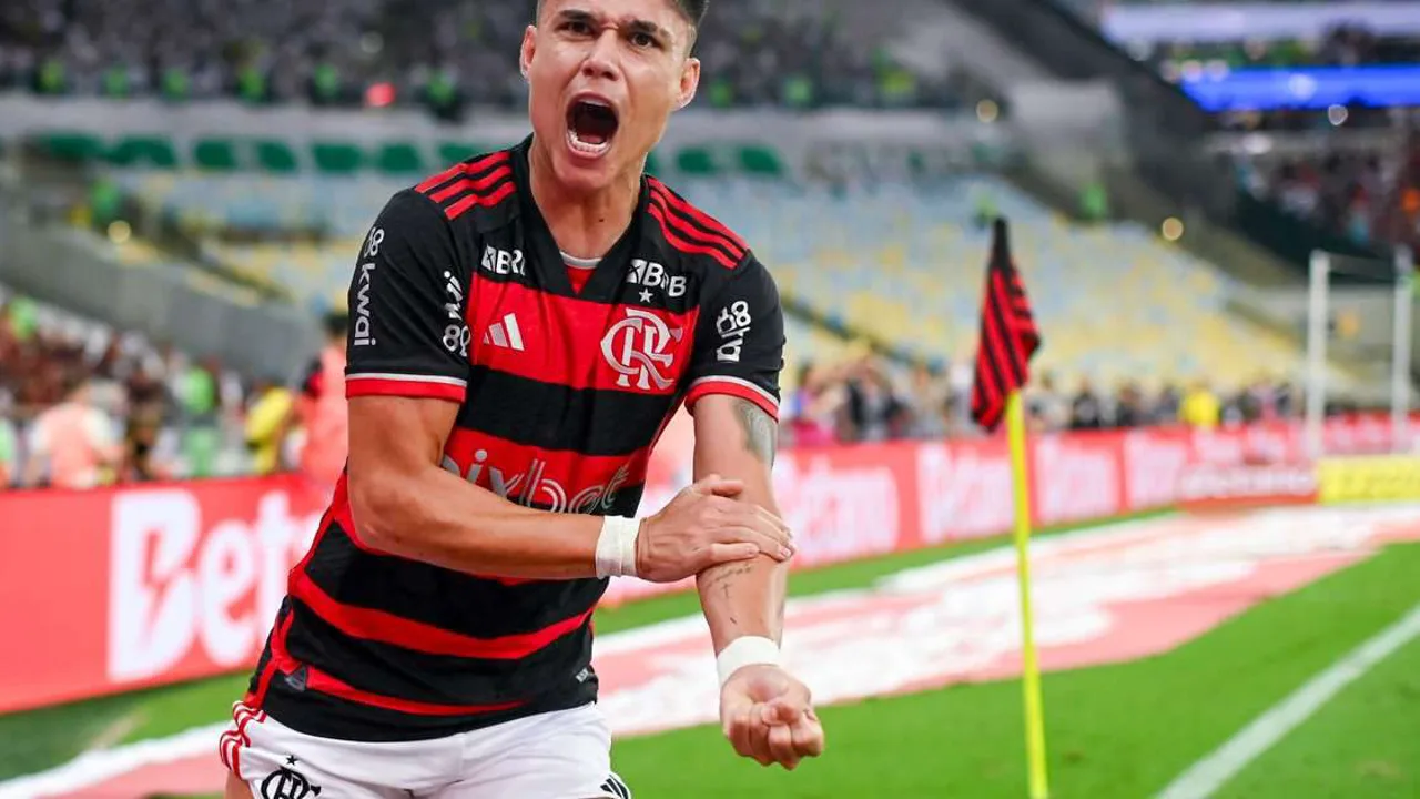 Marcos Antônio com a camisa do São Paulo em campo, com escudo do Flamengo ao fundo desfocado