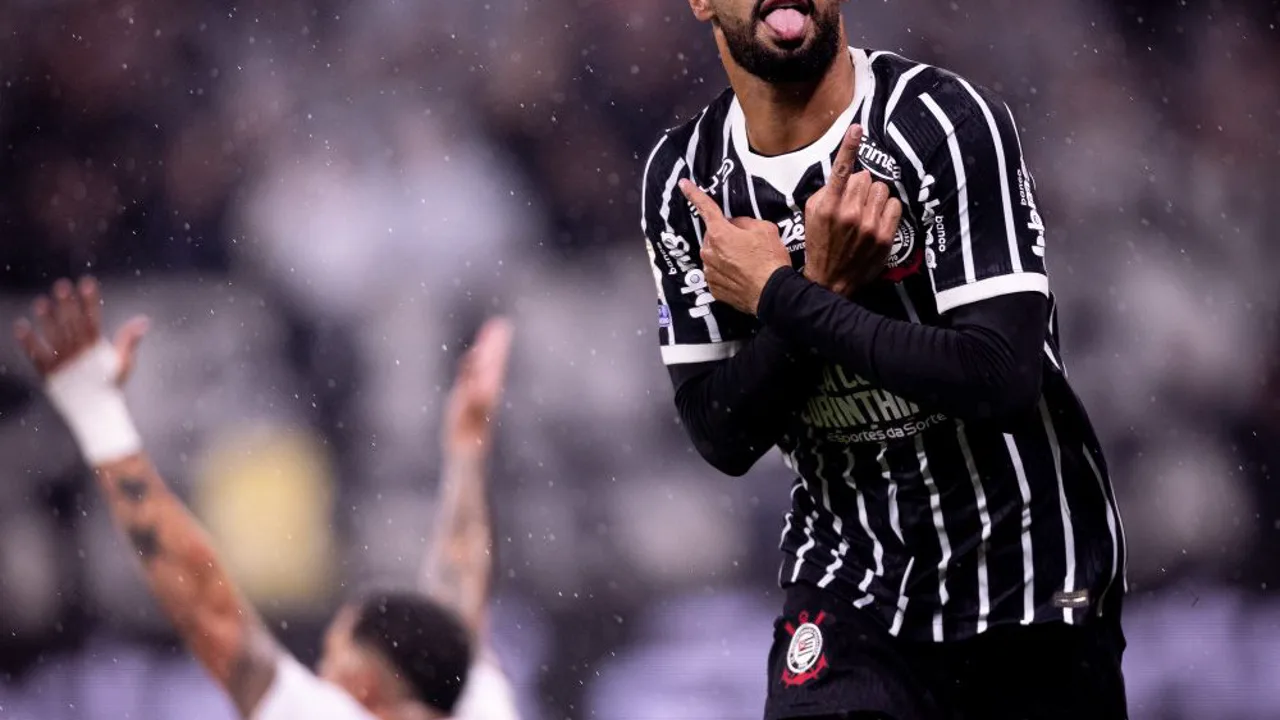 Tite em campo pelo Corinthians, expressão pensativa durante partida do Brasileirão