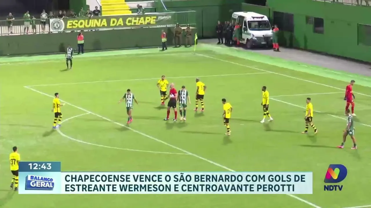 Jogadores da Chapecoense na Arena Condá durante partida da Copa do Brasil contra o Botafogo