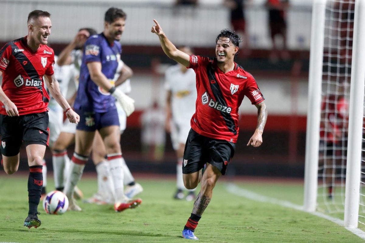 O lance que parou Riade e reabriu o campeonato A bola que Bento deixou escapar p