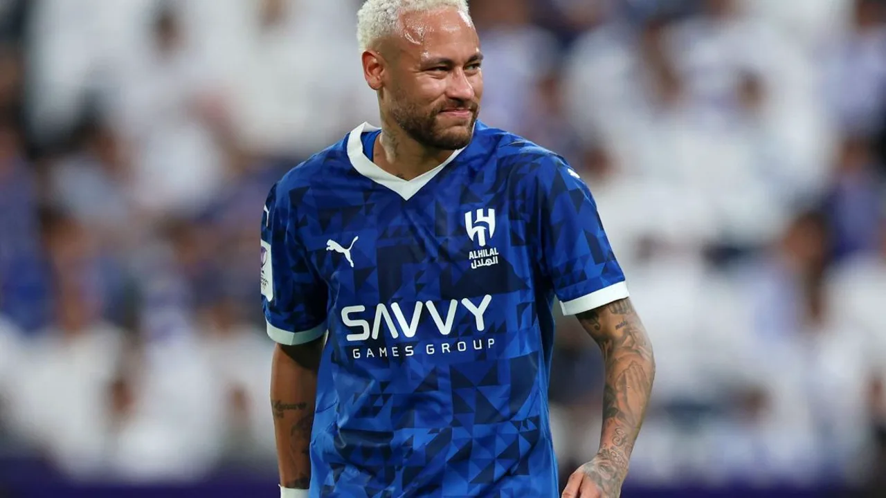 Torcedores do Al Hilal nas arquibancadas com expressão de insatisfação após empate no estádio em Riade