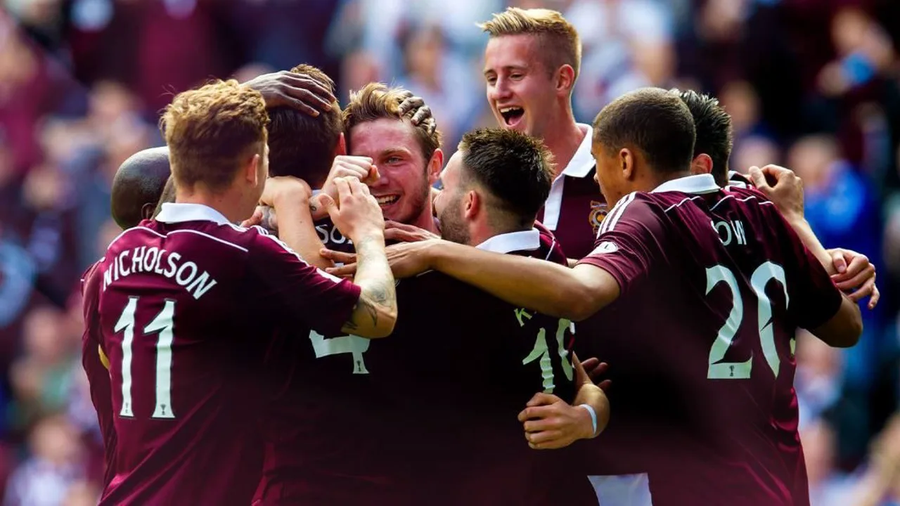 Torcida do Hearts no estádio Tynecastle Park em Edimburgo comemorando liderança na liga escocesa