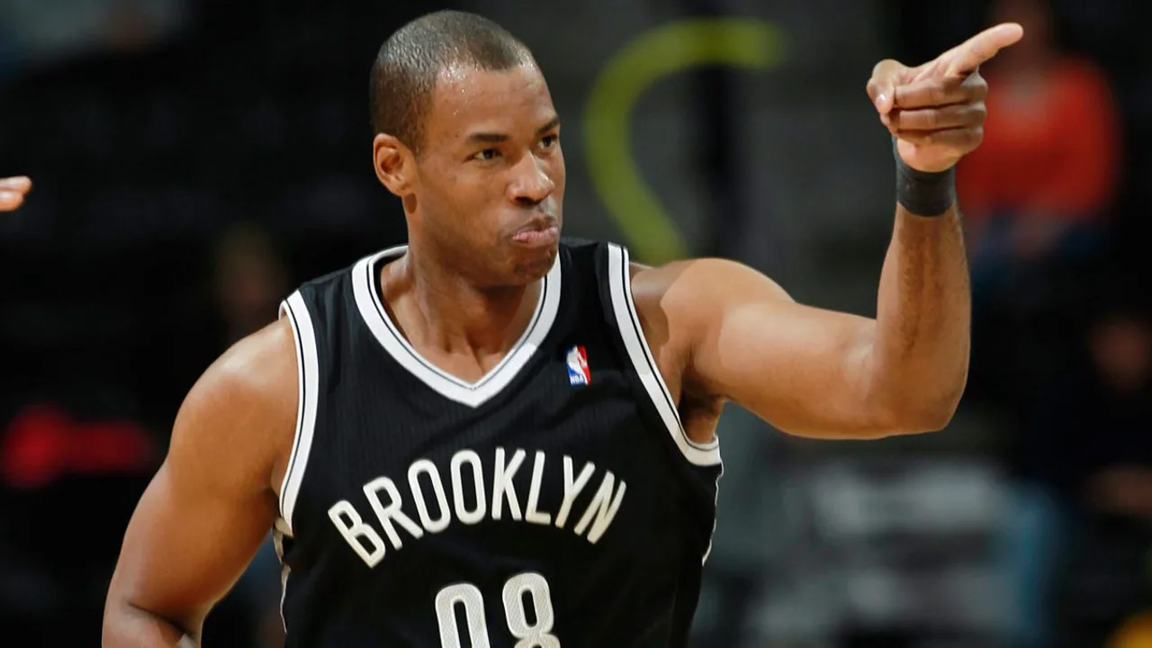 Jason Collins com uniforme do Brooklyn Nets durante jogo da NBA em 2014