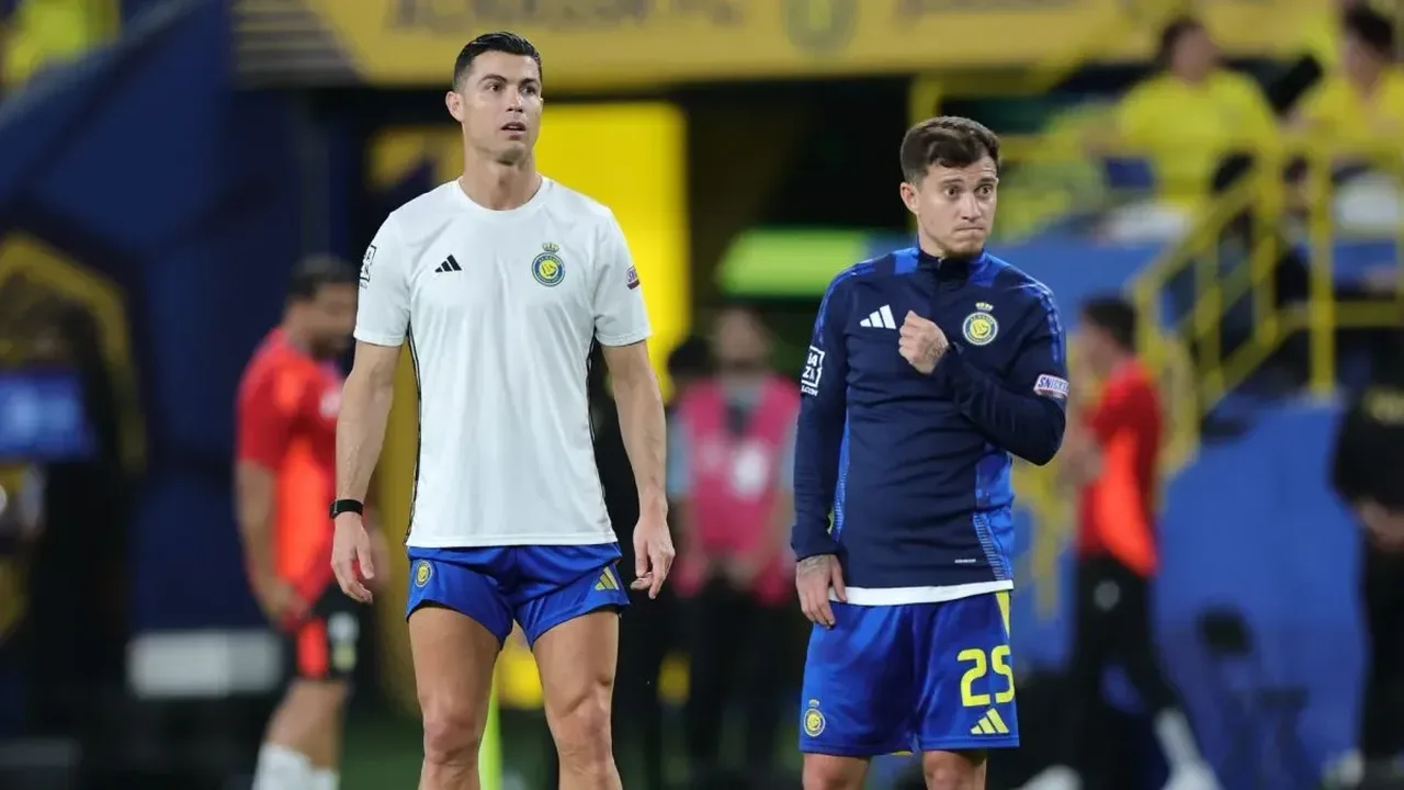 Cristiano Ronaldo gesticula para a torcida do Al-Hilal enquanto dirigentes do Al-Nassr discutem nas arquibancadas