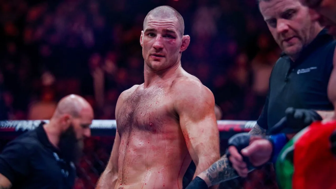 Sean Strickland segurando o cinturão dos médios do UFC após vencer Khamzat Chimaev no UFC 328 em Newark