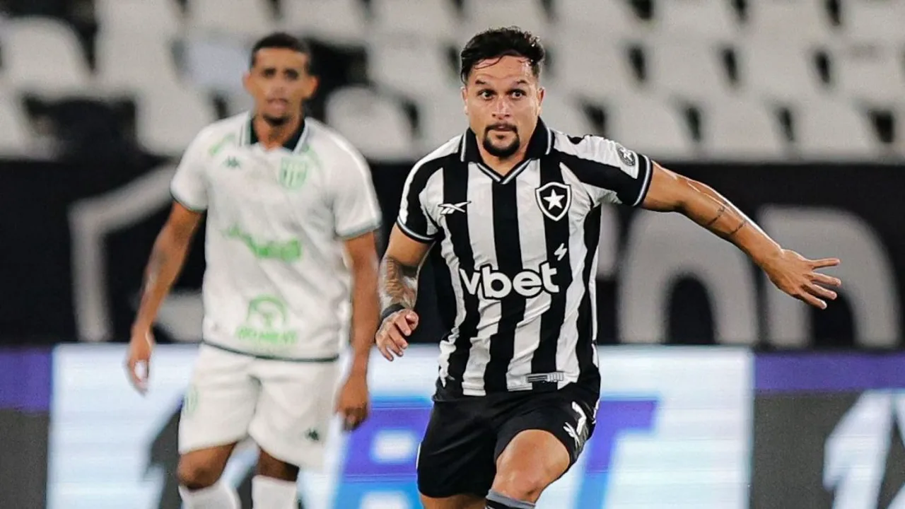 Sede da SAF do Botafogo com documentos judiciais ao fundo, representando a crise financeira do clube carioca