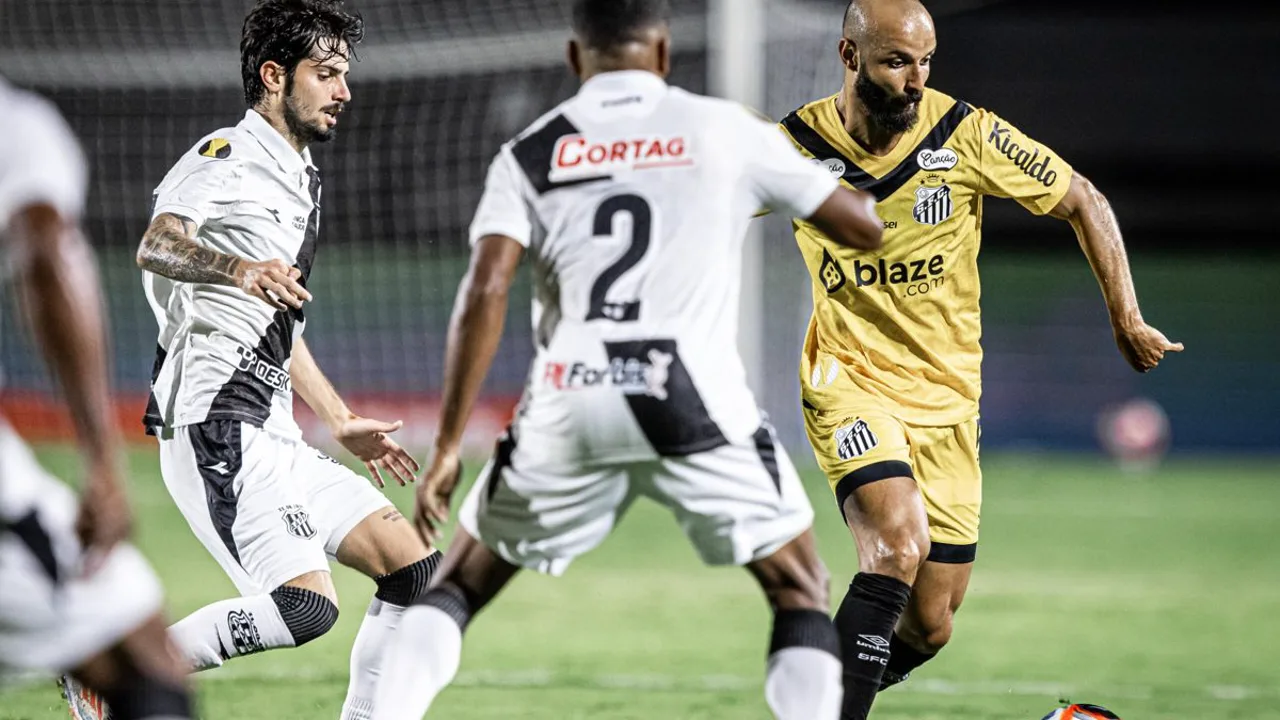 Jogadores do Santos no gramado da Vila Belmiro com expressão tensa durante treino