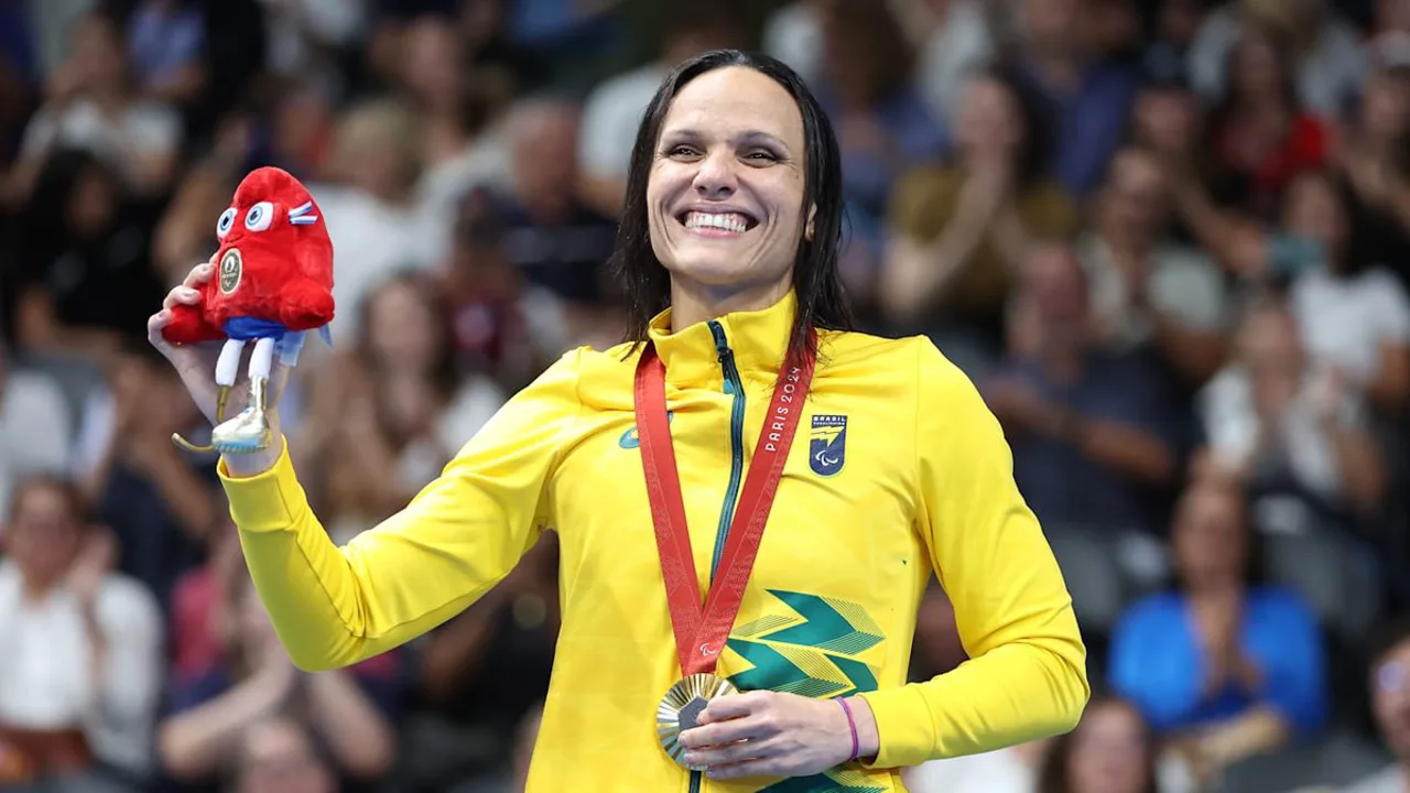 Carol Santiago celebra ouro nos 50m livre S10 no Campeonato Alemão Internacional de natação em Berlim